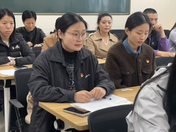 党员同志逐一发言 深刻进行自我剖析.jpg