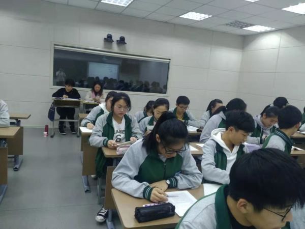 4.学生们听课.jpg