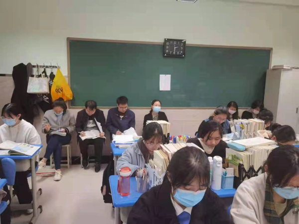 3、校领导和地理教研组教师认真观摩学习.jpg