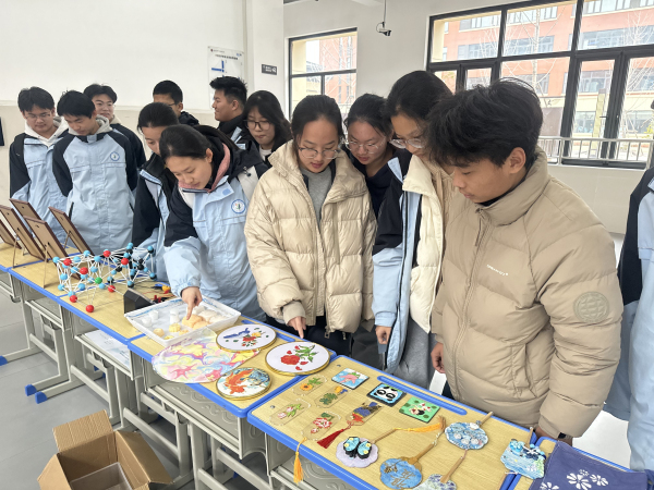 图3 微观探奥秘，化学兴科技活动.jpg