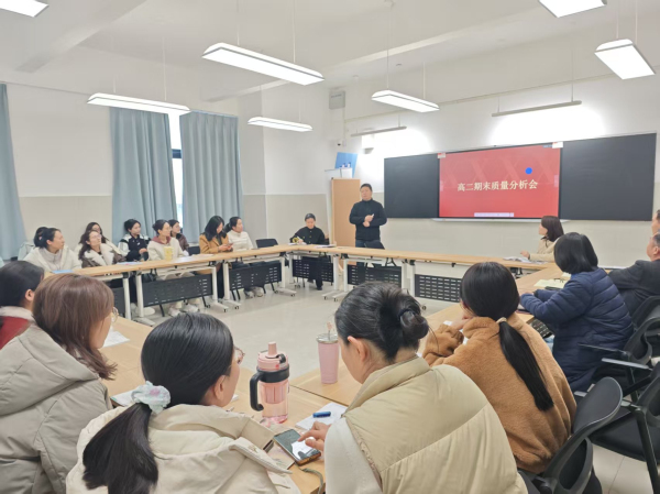 图1 副年级长张驰主持会议.jpg