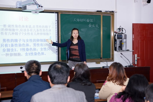 黄佼佼老师讲生物课.jpg