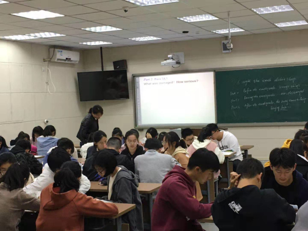 图二 学生们小组合作探究.jpg