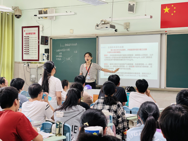 图片3：李乐瑶老师执教《激素调节的过程》课堂瞬间.jpg