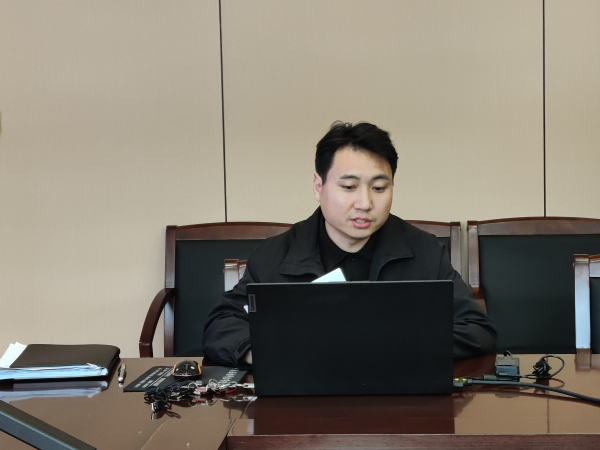 图2副年级长赵志方对考试成绩进行分析.jpg