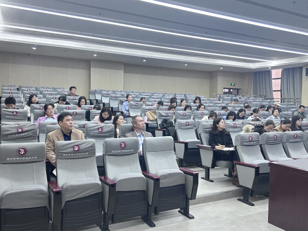 1学校领导及全体文科教师参加活动.jpg