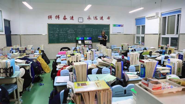 2学生进行地震避险演练.jpg