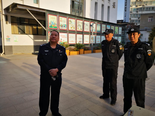 2治安民警实地查看.jpg