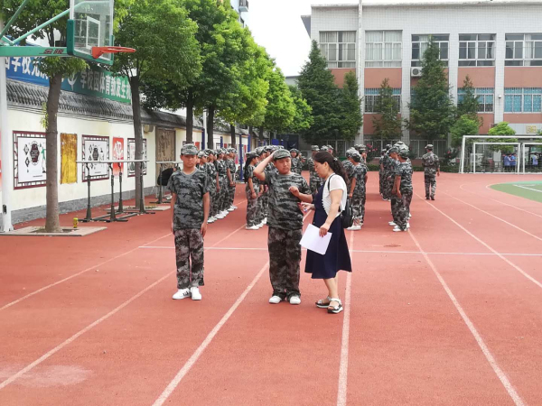 班主任郭艳老师在和学生谈心.jpg