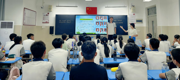 图 2 班主任老师带领学生示范指导.jpg