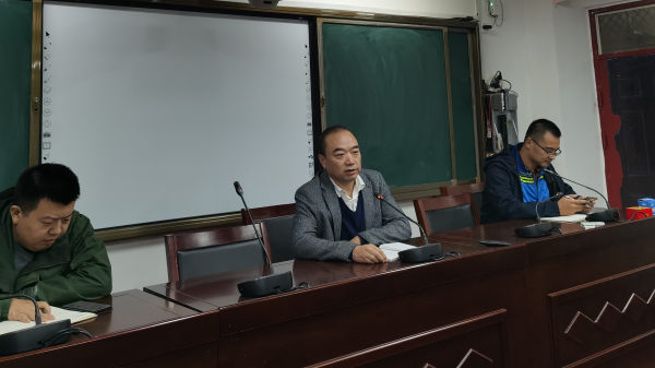 2.副校长陶庆新主持会议，传达郑州市教育局会议精神.jpg