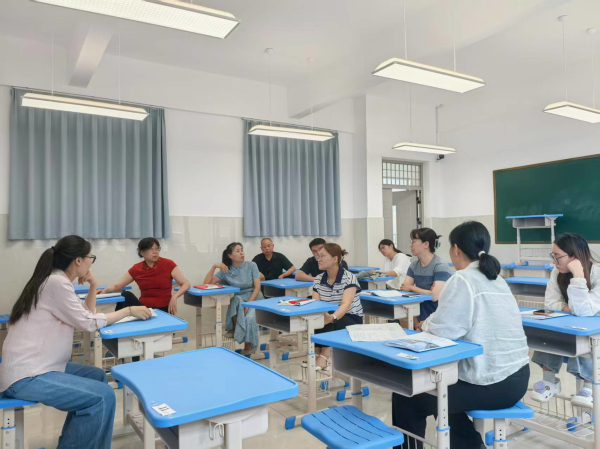 图片3--课后教研组研讨.jpg