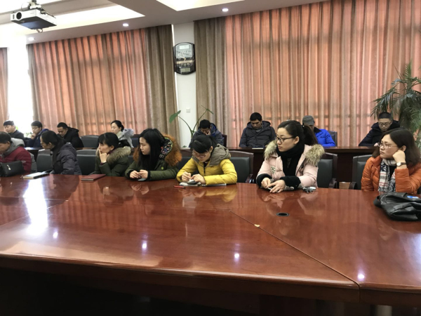 2班主任认真听会.jpg