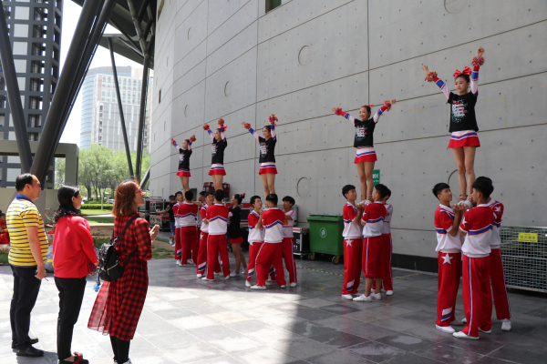 演出总指挥和副总指挥观看十四中学生场外热身.jpg