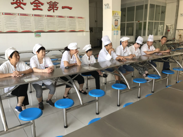 3食堂全体工作人员听取学校具体要求.jpg