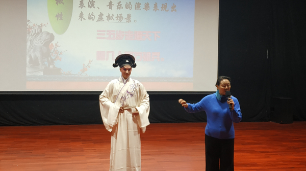 3老师讲解与示范.jpg
