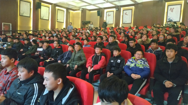 6学生认真观看学习.jpg