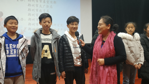 8学生学唱戏曲.jpg