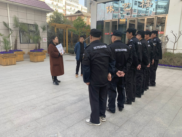 1曹主任带领学习门卫制度.jpg