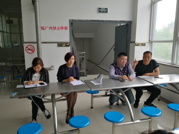 1学校主要领导对食堂从业人员进行培训和要求.jpg