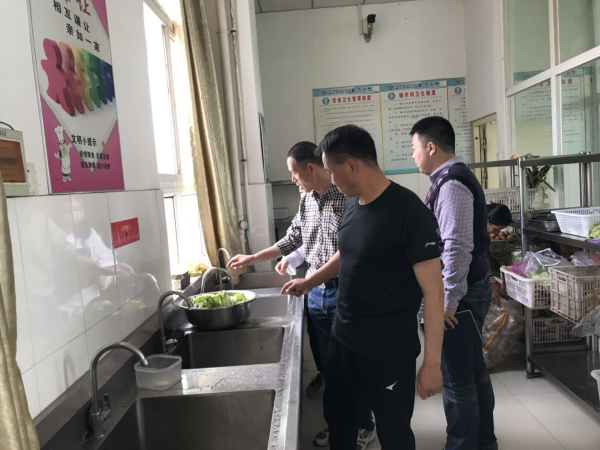 6查看食堂设施.jpg