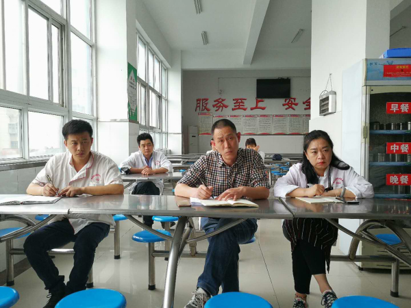 3食堂工作人员认真做培训记录.jpg