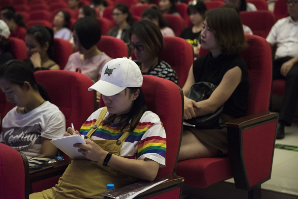 来自河南省各地市大中小学的啦啦操骨干教师参加会议.jpg