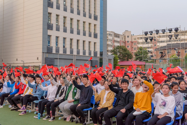 2师生共同观看演出.jpg