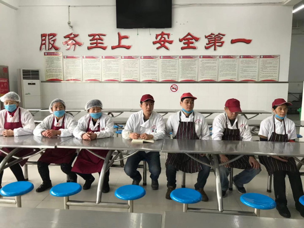 3全体食堂人员参加会议.jpg