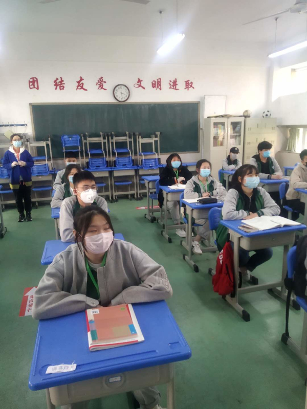 6.学生认真聆听开学第一课.jpg