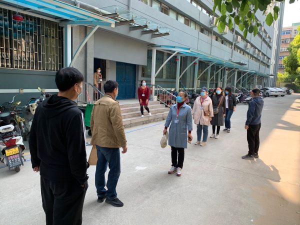 4“学生”的有序离校.jpg