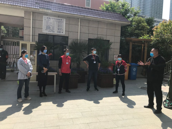 10检查结束后杨建臣校长组织召开现场办公会.jpg