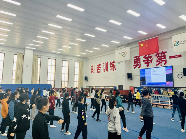 5分组专项教学，中学组的老师们认真学习动作.jpg