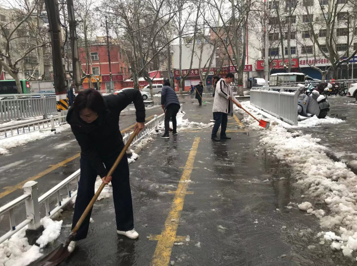 3、副校长王瑞芳带头清理道路积雪.jpg