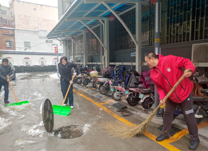 2、副校级干部李勇杰带头清理校内积雪.png