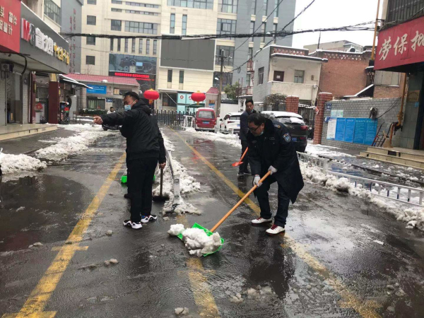 3、清理校外道路积雪.jpg