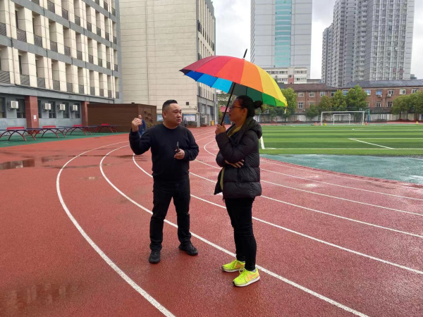 3西后街社区书记徐娜冒雨来送水.jpg