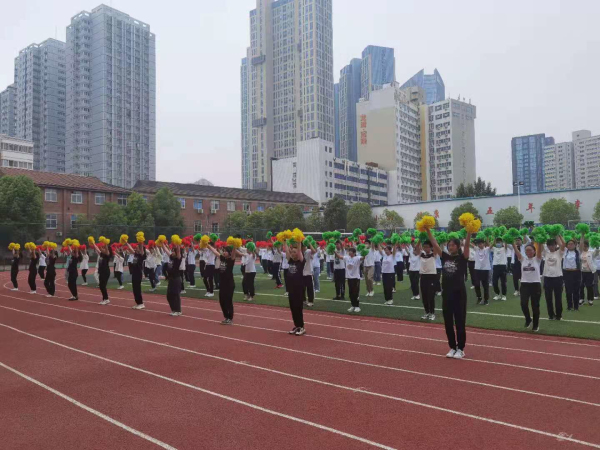 3学生用整齐划一的动作和健康快乐的热情完美演绎学校自编花球广播操.jpg