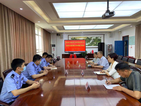 1 交警与学校开展高考交通安保工作对接会.jpg
