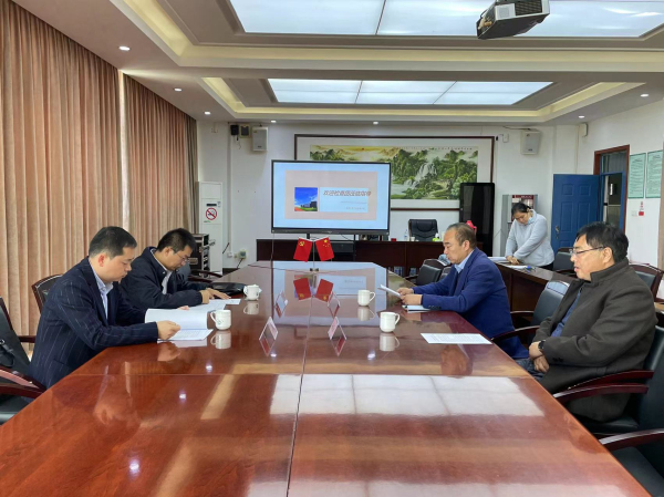 2、校长杨建臣带队迎接检查.jpg