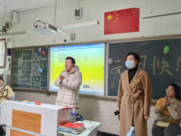 学校领导来到各班教室送上节日祝福 (2).jpg