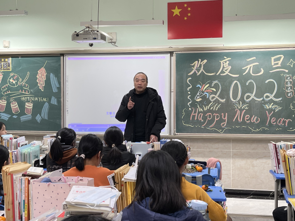 学校领导来到各班教室送上节日祝福.jpg