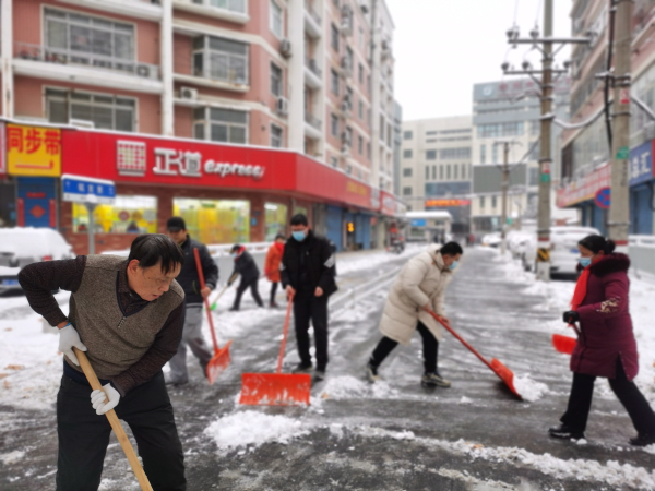 3.党员教师清扫周边道路积雪.jpg