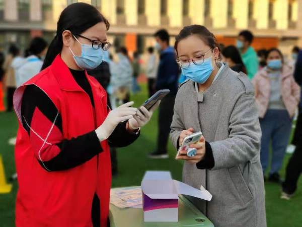 铭功路街道办事处西后街社区党总支书记徐娜进行志愿服务.jpg