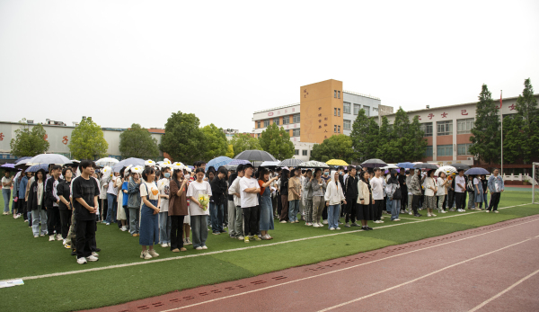 3.绵绵细雨，暖暖心窝，高三学子聆听祝福.jpg