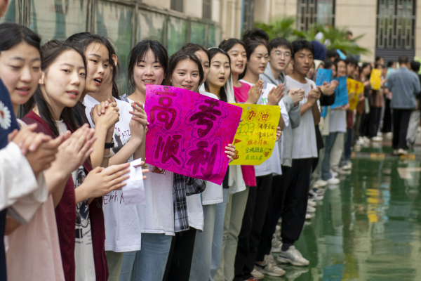 4.高一高二同学们手持祝福卡片.jpg