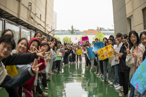 5.高一高二同学们夹道欢送.jpg