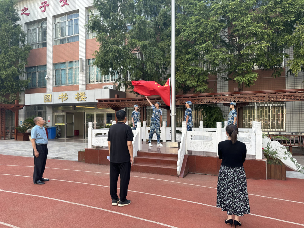 2鲜艳的五星红旗迎风飘扬,开学典礼拉开序幕.jpg