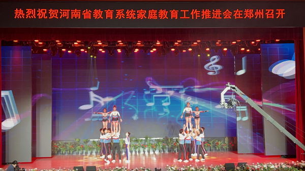 3郑州市第十四高级中学啦啦操队技巧啦啦操展示中.jpg
