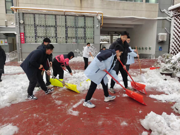 青年班主任李昂带领学生志愿者清扫积雪.jpg